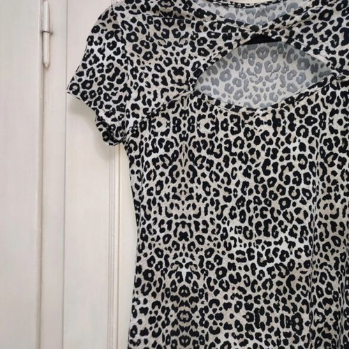 T-shirt with leopard print and chest cut-out, like new, one size