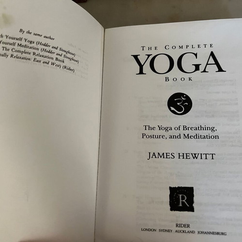 The Complete Yoga Book μεταχειρισμένο, James Hewitt 1992