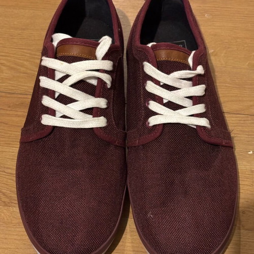Low sneakers like new, burgundy with white laces, size 45