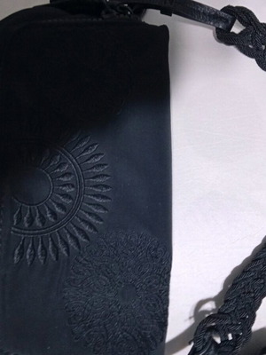 Τσάντα σατέν ώμου Desigual σαν καινούργιο, μαύρο