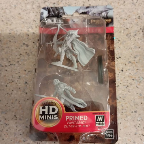 Pathfinder miniatures like new, missing one base