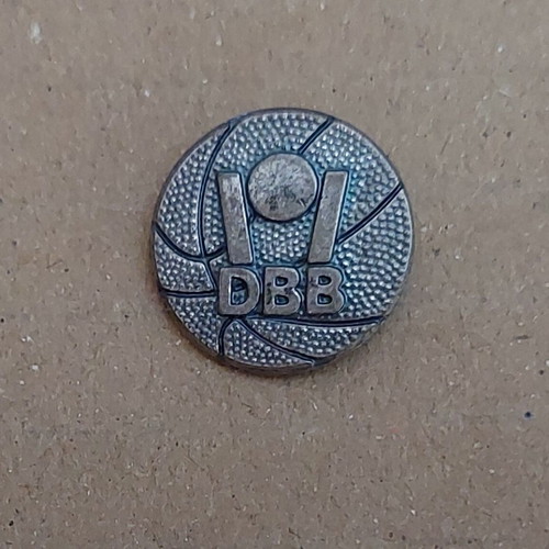 Pin basketball badge #10 used