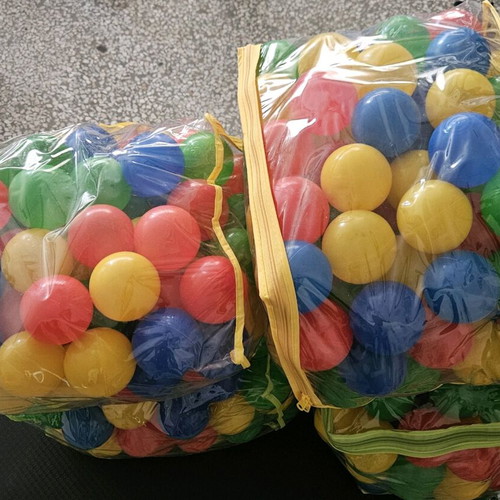 Colored balls like new with storage bags