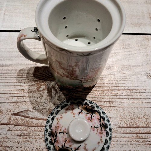 Vintage Chinese porcelain set new with collectible cups and filter