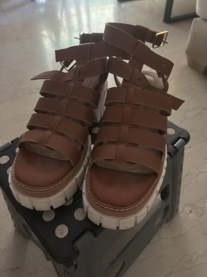 Favela brown leather flatform sandals like new