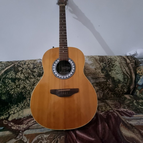 Electroacoustic guitar bowback type like new