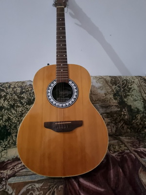 Electroacoustic guitar bowback type like new
