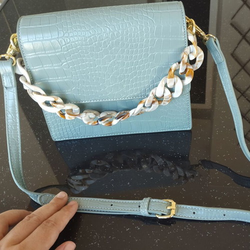 Bag like new with detachable strap and magnetic clasp