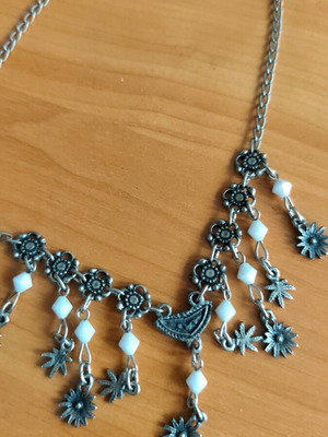 Гердан A.L.E. като ново, метална верижка с бели мъниста и орнаменти