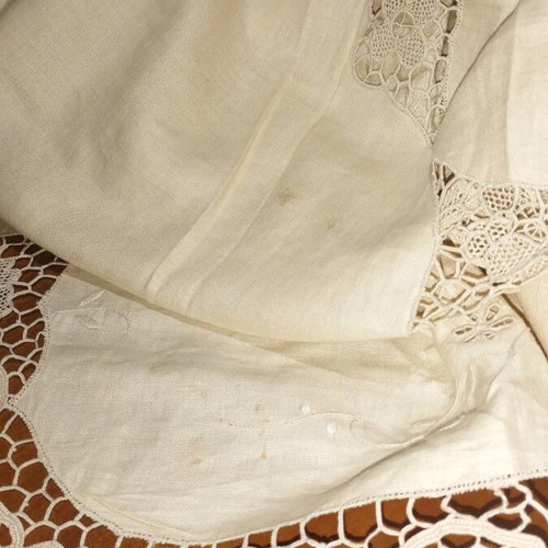 Tablecloth set with 12 food napkins like new, cream color