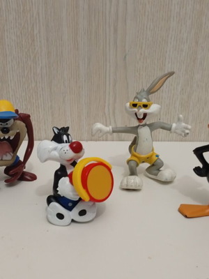 Warner Bros Looney Tunes figures set used with Bugs Bunny ear damage