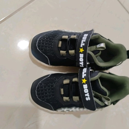 Bull Boys athletic shoes size 27 like new with lights black green