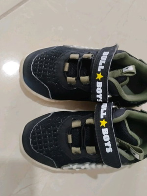 Bull Boys athletic shoes size 27 like new with lights black green