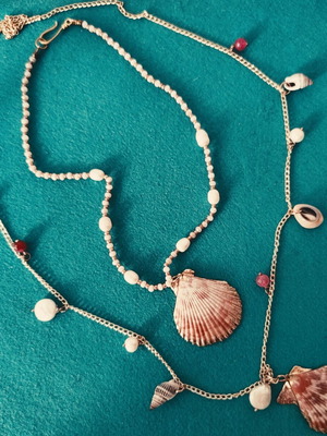 Necklaces pack of 2 with pearls and shells, 18K clasp new
