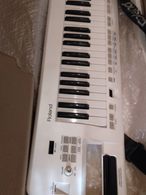 Roland Lucina AX-09 Keytar synthesizer σαν καινούργιο