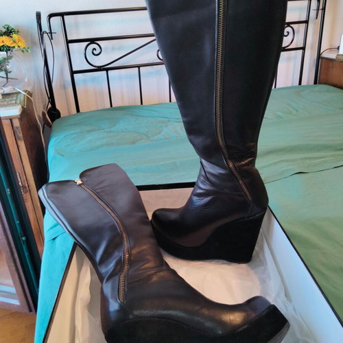 Boot black leather with castor platform used, size 37