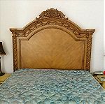  Σετ σκαλιστό ξύλινο κρεβάτι διπλό, στρώμα, υπόστρωμα, 2 κομοδίνα και 2 πορτατίφ