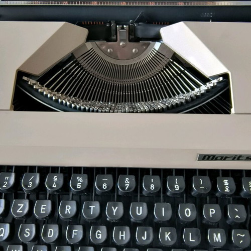 Maritsa 30 typewriter used with case, portable