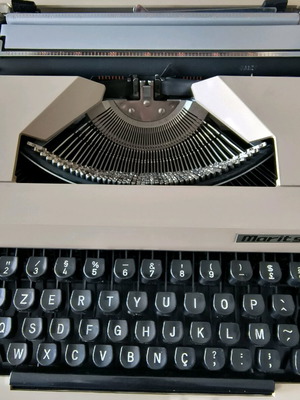 Maritsa 30 typewriter used with case, portable