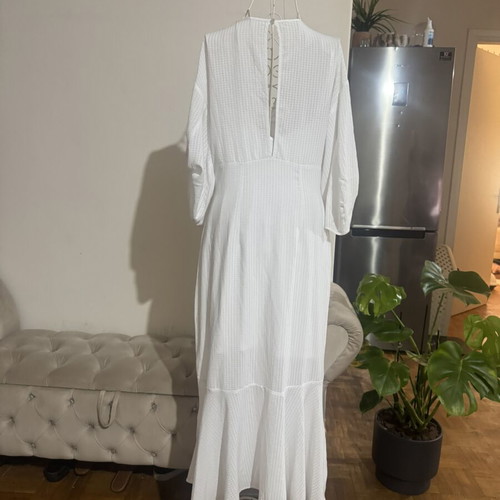 Dress semizier with ruffle details, like new, white, sizes S/M