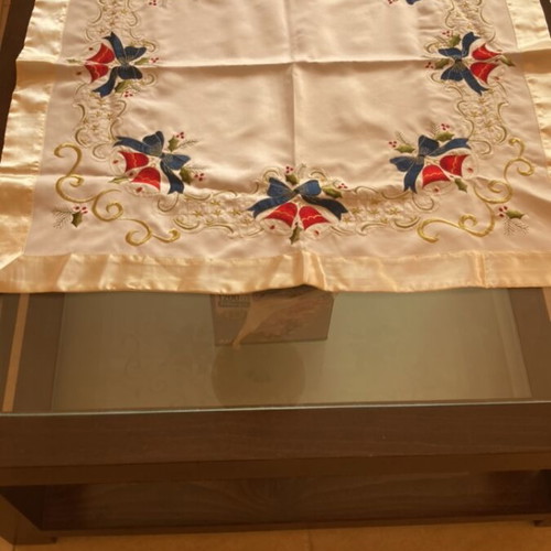 Christmas table linens set like new, 5 pieces