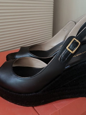 Mourtzi leather platform sandals size 39 like new, black