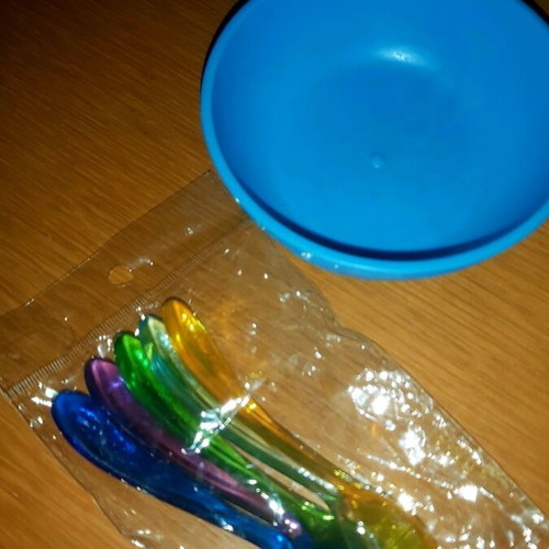 Plastic bowl set with spoons like new