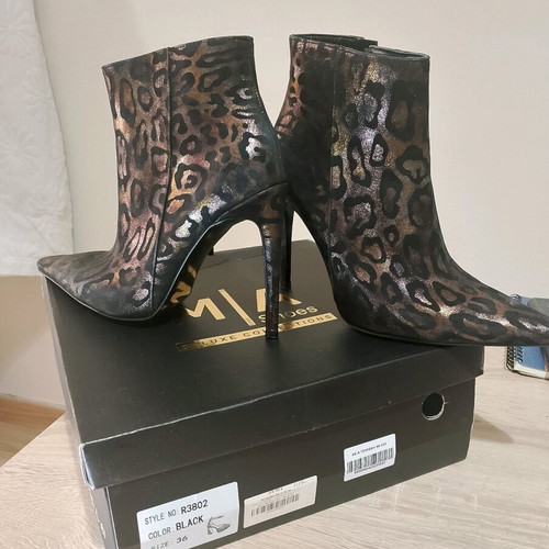 Mia Shoes ankle boots like new, black animal print with gold tones