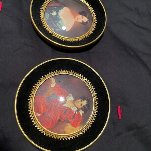 Decorative frames with Renaissance portraits set of 2, like new