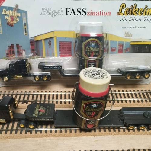 HO Scale Trucks like new, pack of 11 pieces