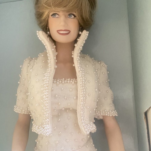 Dianna Collectible Doll like new with original outfit and certificate