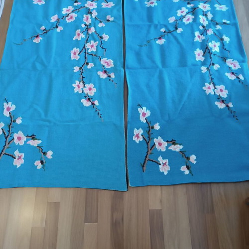 Decorative handmade rugs used, wall mats with slight size and color variation