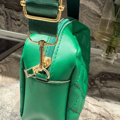 Quilted green crossbody shoulder bag new, unused