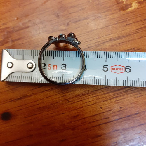 Metal ring used, faux bijoux