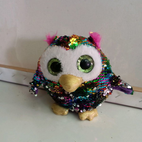 Plush owl used with sequins and glitter eyes