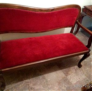 Πωλείτα κλασικό σαλόνι χειροποίητο, ένας τριθέσιος καναπές και δύο πολυθρόνες, 230,00 ευρώ.