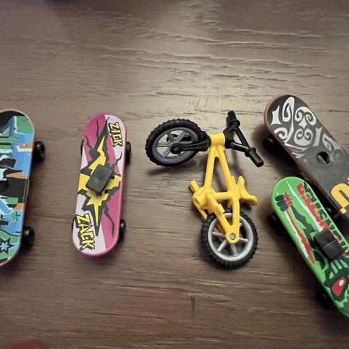 Playmobil 5558 Skate Park set like new with 7 figures and BMX