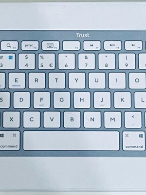 Trust ασύρματο πληκτρολόγιο Bluetooth με σύνδεση τριών συσκευών σε ασημί