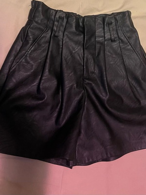 Pink Woman high-waisted black leather shorts like new, size XS