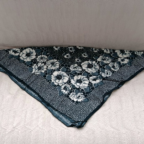 Headscarf used, black and white, size 66/63 cm