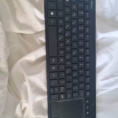 Trust 24006 Wireless Keyboard with Built-in Touchpad Like New