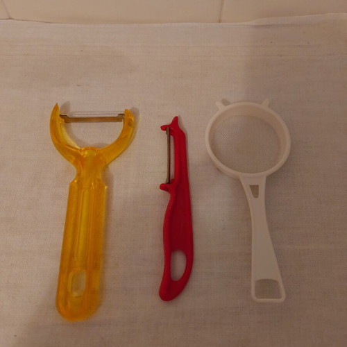 Plastic peelers and strainer like new, set of 3 pieces