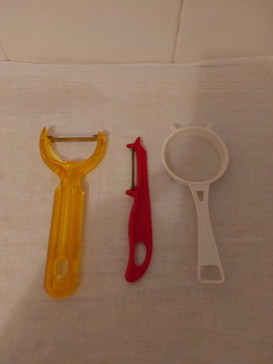Plastic peelers and strainer like new, set of 3 pieces
