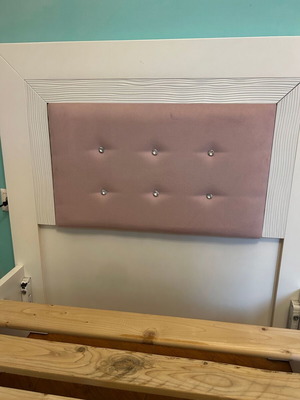 Children's bed with velvet headboard decorated with Swarovski stones
