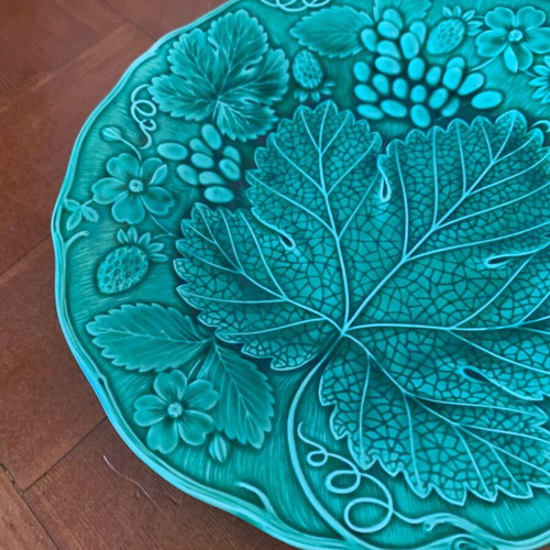 Wedgwood Majolica antique plates like new, set of 2