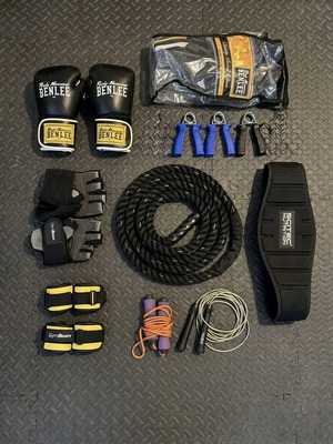 Fitness accessories like new, set with gloves and resistance bands