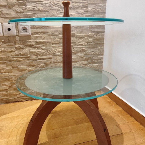 Round side table with two glass surfaces