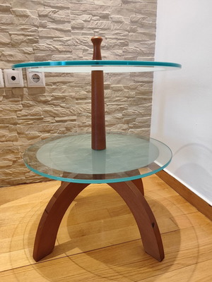 Round side table with two glass surfaces