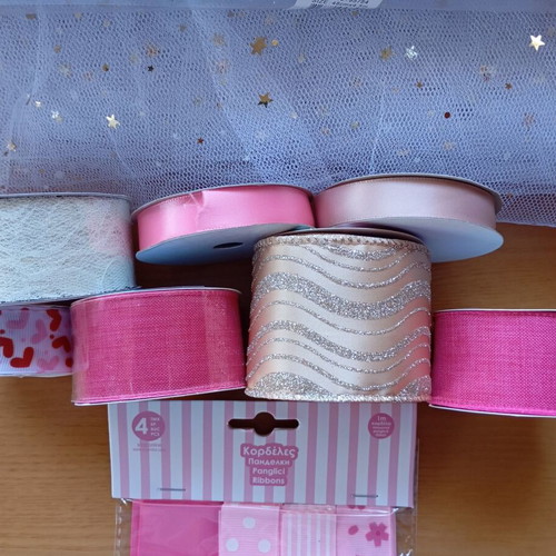 Craft supplies like new, 11 ribbons and 2 wrapping nets