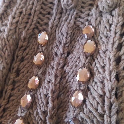 Knitted vest new with fur and strass, size M brown